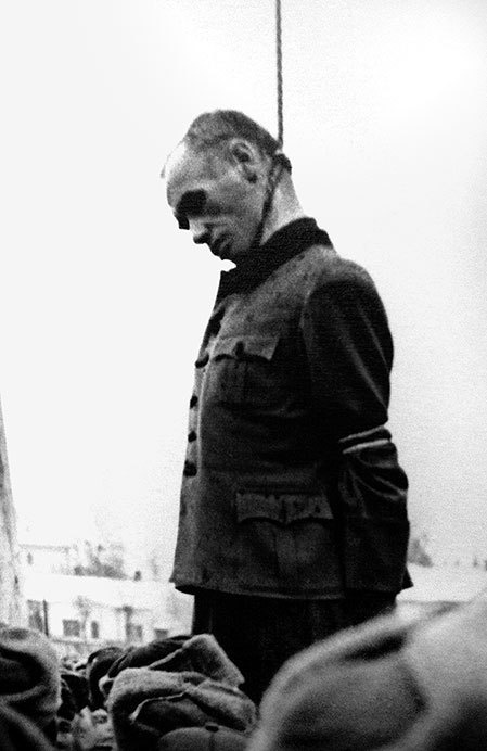 Иллюстрация к книге — Его повесили на площади Победы [i_098.jpg]