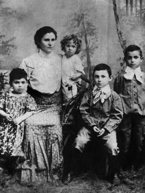 Иллюстрация к книге — Жизнь в балете. Семейные хроники Плисецких и Мессереров [i_002.jpg]