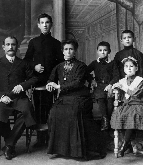 Иллюстрация к книге — Жизнь в балете. Семейные хроники Плисецких и Мессереров [i_003.jpg]