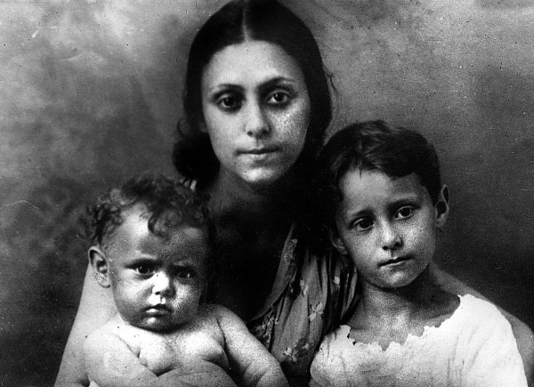 Иллюстрация к книге — Жизнь в балете. Семейные хроники Плисецких и Мессереров [i_005.jpg]