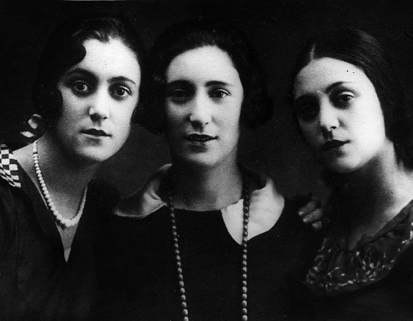 Иллюстрация к книге — Жизнь в балете. Семейные хроники Плисецких и Мессереров [i_013.jpg]