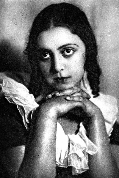 Иллюстрация к книге — Жизнь в балете. Семейные хроники Плисецких и Мессереров [i_015.jpg]