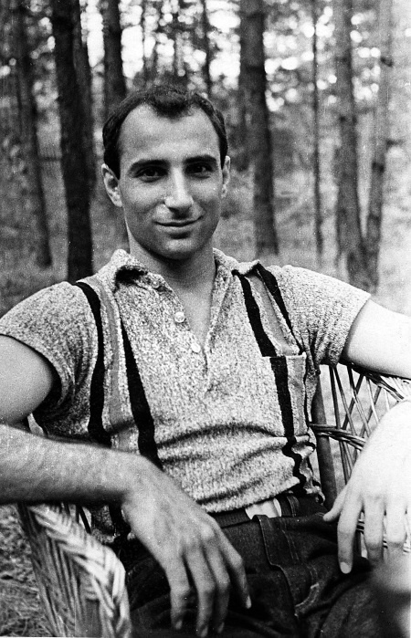 Иллюстрация к книге — Жизнь в балете. Семейные хроники Плисецких и Мессереров [i_044.jpg]