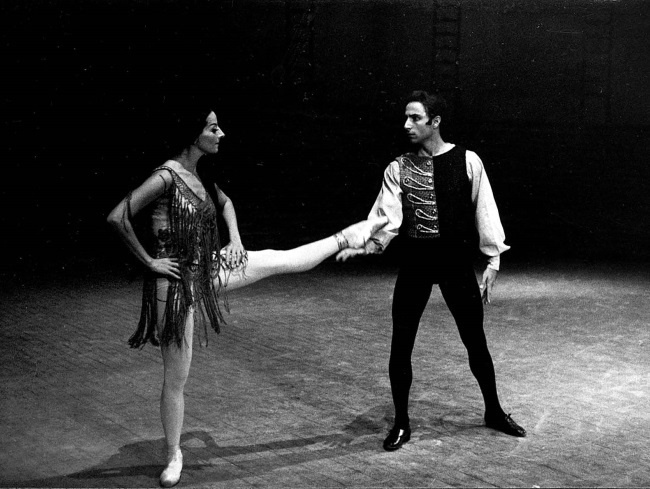 Иллюстрация к книге — Жизнь в балете. Семейные хроники Плисецких и Мессереров [i_054.jpg]