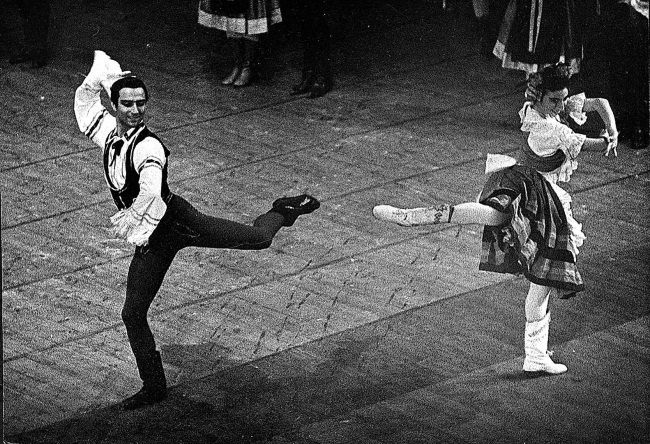 Иллюстрация к книге — Жизнь в балете. Семейные хроники Плисецких и Мессереров [i_055.jpg]