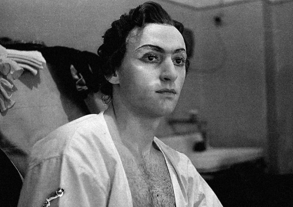 Иллюстрация к книге — Жизнь в балете. Семейные хроники Плисецких и Мессереров [i_068.jpg]