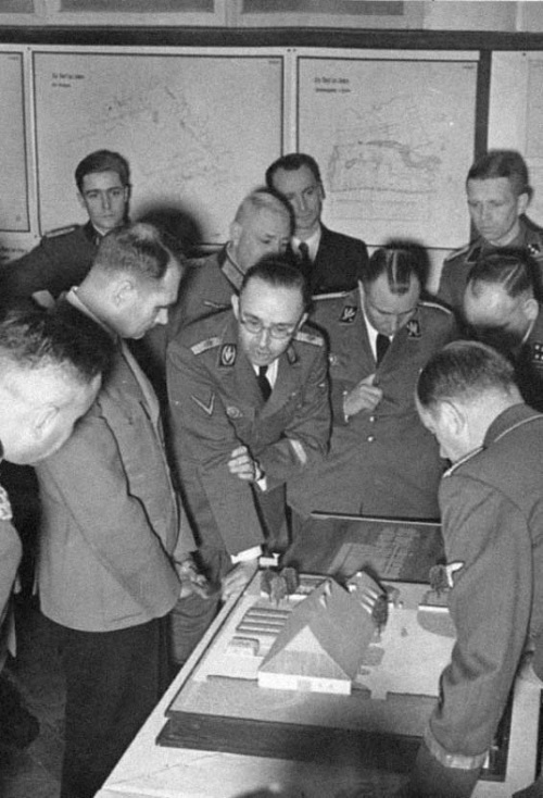 Иллюстрация к книге — Советская нация и война. Национальный вопрос в СССР, 1933–1945 [i_023.jpg]