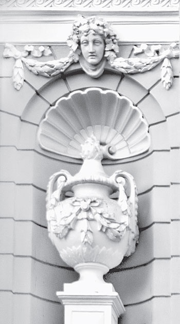 Иллюстрация к книге — Повести каменных горожан. Очерки о декоративной скульптуре Санкт-Петербурга [i_044.jpg]