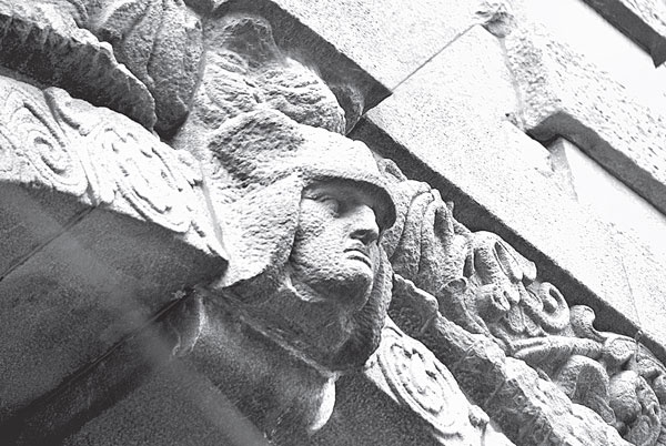 Иллюстрация к книге — Повести каменных горожан. Очерки о декоративной скульптуре Санкт-Петербурга [i_131.jpg]