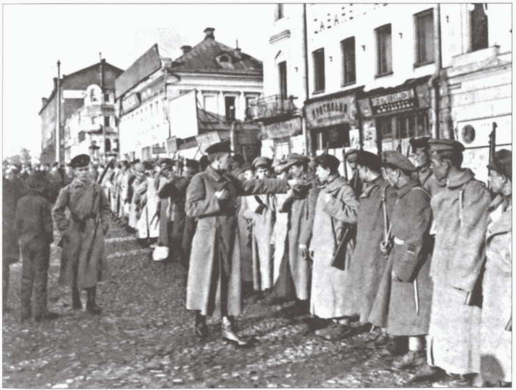 Иллюстрация к книге — Крестьянские восстания в России в 1918-1922 гг. От махновщины до антоновщины [i_032.jpg]