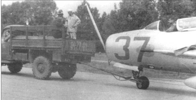 Иллюстрация к книге — МиГ-19 [pic_57.jpg]