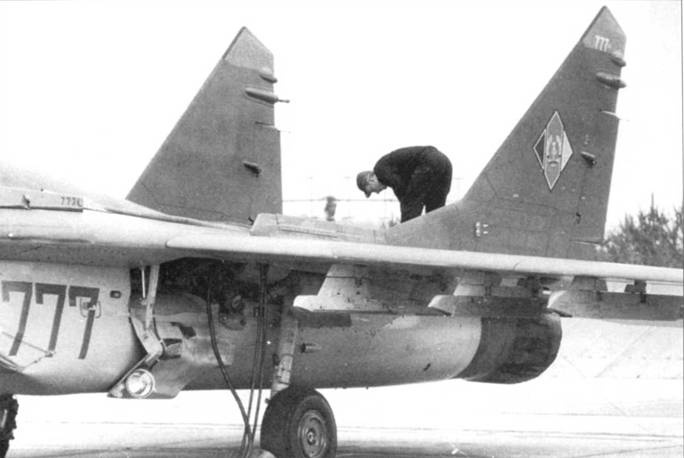 Иллюстрация к книге — МиГ-29 [pic_70.jpg]