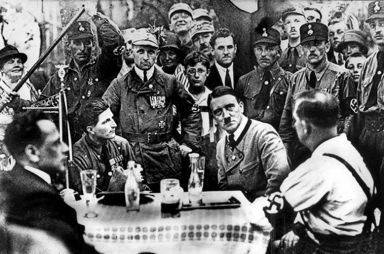 Иллюстрация к книге — Холокост. Новая история [i_003.jpg]