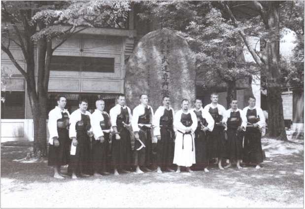 Иллюстрация к книге — "Черный пояс" без грифа секретности [i_025.jpg]