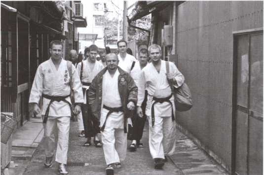 Иллюстрация к книге — "Черный пояс" без грифа секретности [i_034.jpg]