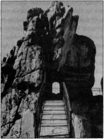 Иллюстрация к книге — Стоунхендж Третьего рейха [i_003.jpg]