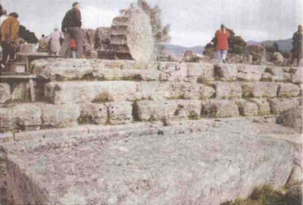 Иллюстрация к книге — Именем Зевса [i_004.jpg]