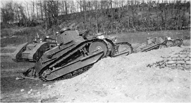 Иллюстрация к книге — Самые первые танки "Дьявол идет!" [i_118.jpg]