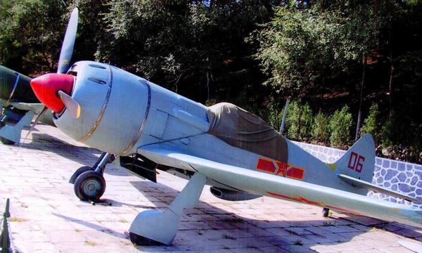 Иллюстрация к книге — Истребитель Ла-9 [i_076.jpg]