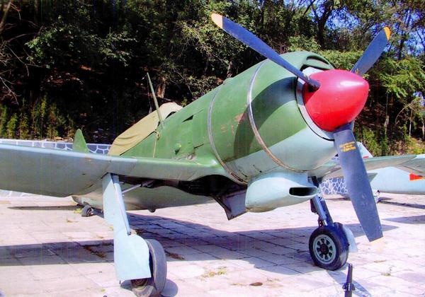 Иллюстрация к книге — Истребитель Ла-9 [i_077.jpg]