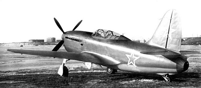 Иллюстрация к книге — Реактивные первенцы СССР - МиГ-9, Як-15, Су-9, Ла-150, Ту-12, Ил-22 [i_015.jpg]