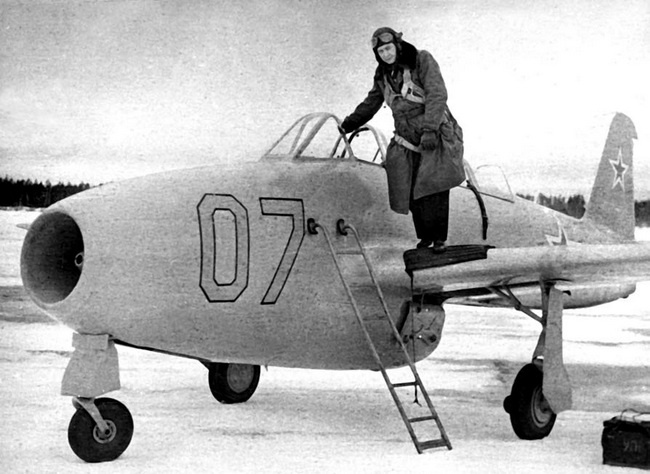 Иллюстрация к книге — Реактивные первенцы СССР - МиГ-9, Як-15, Су-9, Ла-150, Ту-12, Ил-22 [i_044.jpg]