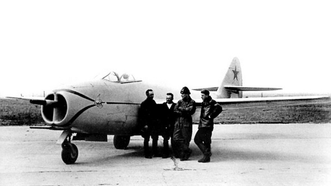 Иллюстрация к книге — Реактивные первенцы СССР - МиГ-9, Як-15, Су-9, Ла-150, Ту-12, Ил-22 [i_056.jpg]