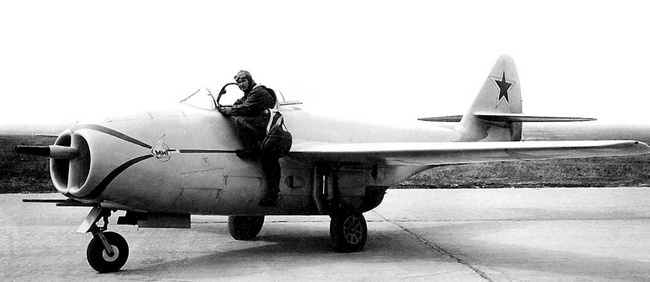 Иллюстрация к книге — Реактивные первенцы СССР - МиГ-9, Як-15, Су-9, Ла-150, Ту-12, Ил-22 [i_057.jpg]