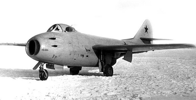 Иллюстрация к книге — Реактивные первенцы СССР - МиГ-9, Як-15, Су-9, Ла-150, Ту-12, Ил-22 [i_063.jpg]