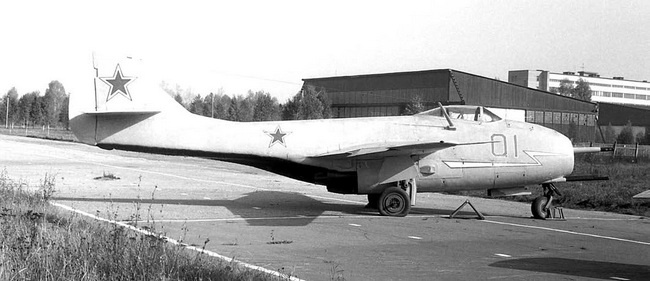 Иллюстрация к книге — Реактивные первенцы СССР - МиГ-9, Як-15, Су-9, Ла-150, Ту-12, Ил-22 [i_069.jpg]