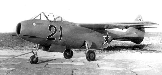 Иллюстрация к книге — Реактивные первенцы СССР - МиГ-9, Як-15, Су-9, Ла-150, Ту-12, Ил-22 [i_078.jpg]