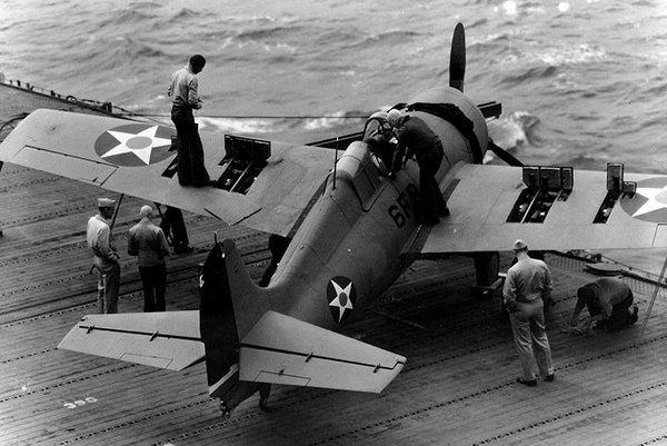 Иллюстрация к книге — Палубный истребитель Грумман F4F «Уайлдкэт» [i_075.jpg]