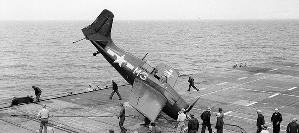 Иллюстрация к книге — Палубный истребитель Грумман F4F «Уайлдкэт» [i_091.jpg]