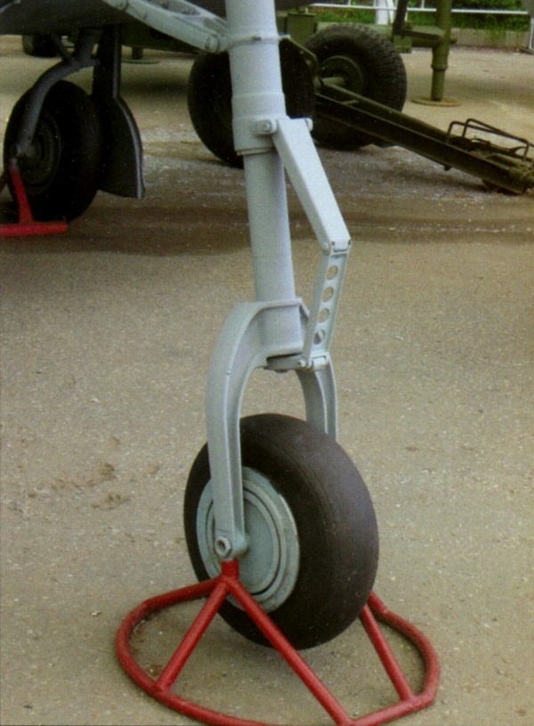 Иллюстрация к книге — ИСТРЕБИТЕЛЬ P-63 «КИНГКОБРА» [i_096.jpg]