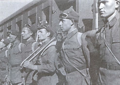 Иллюстрация к книге — Стоять насмерть! [i_009.jpg]