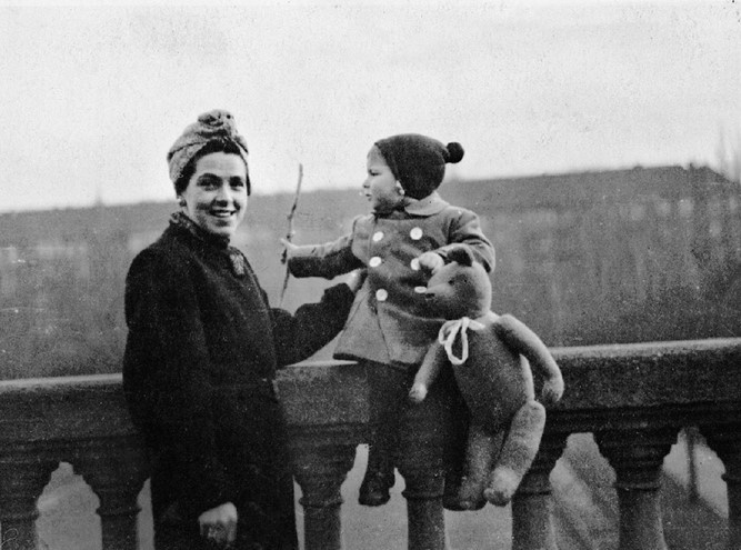 Иллюстрация к книге — Нелегалка. Как молодая девушка выжила в Берлине в 1940–1945 гг. [i_015.jpg]