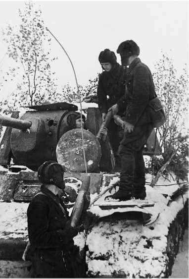 Иллюстрация к книге — Советский тяжелый танк КВ-1. Первые танки Победы [i_005.jpg]