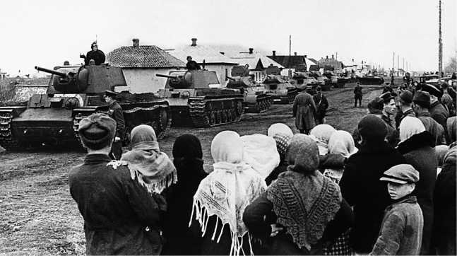 Иллюстрация к книге — Советский тяжелый танк КВ-1. Первые танки Победы [i_013.jpg]