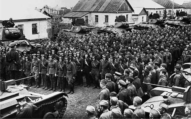 Иллюстрация к книге — Советский тяжелый танк КВ-1. Первые танки Победы [i_014.jpg]