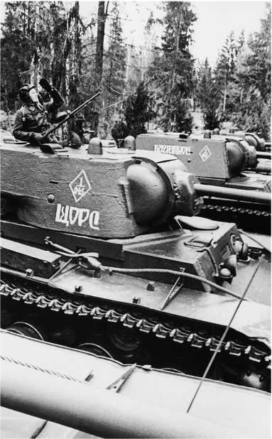 Иллюстрация к книге — Советский тяжелый танк КВ-1. Первые танки Победы [i_016.jpg]