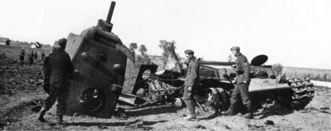 Иллюстрация к книге — Советский тяжелый танк КВ-1. Первые танки Победы [i_023.jpg]