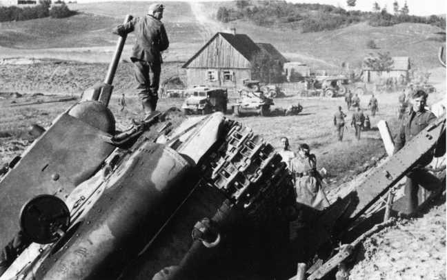 Иллюстрация к книге — Советский тяжелый танк КВ-1. Первые танки Победы [i_027.jpg]