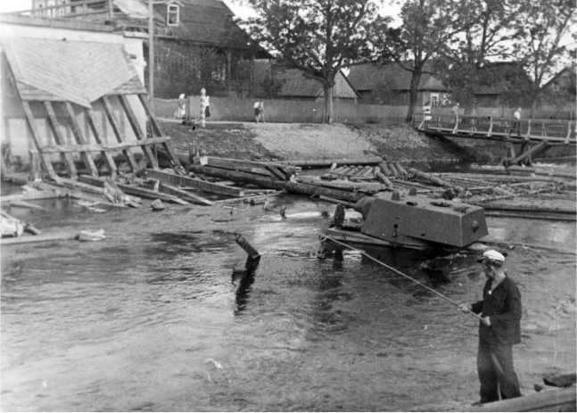 Иллюстрация к книге — Советский тяжелый танк КВ-1. Первые танки Победы [i_030.jpg]