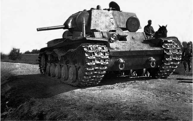 Иллюстрация к книге — Советский тяжелый танк КВ-1. Первые танки Победы [i_031.jpg]