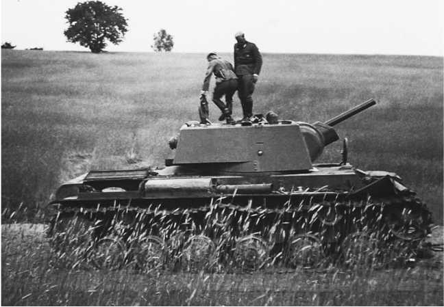 Иллюстрация к книге — Советский тяжелый танк КВ-1. Первые танки Победы [i_033.jpg]