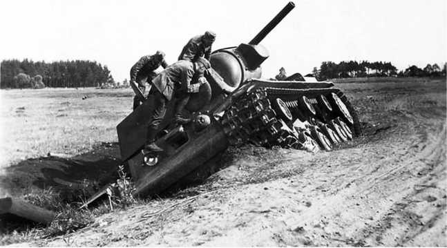 Иллюстрация к книге — Советский тяжелый танк КВ-1. Первые танки Победы [i_035.jpg]