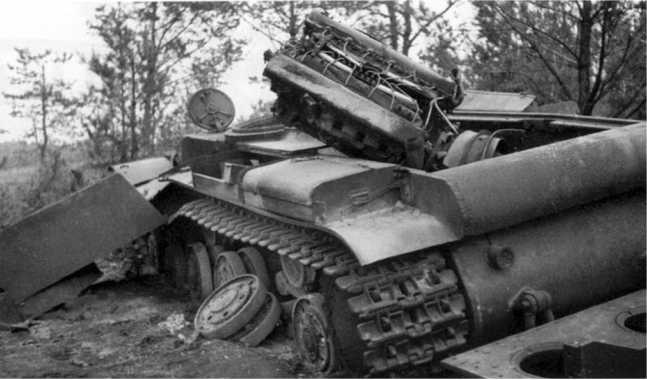 Иллюстрация к книге — Советский тяжелый танк КВ-1. Первые танки Победы [i_037.jpg]
