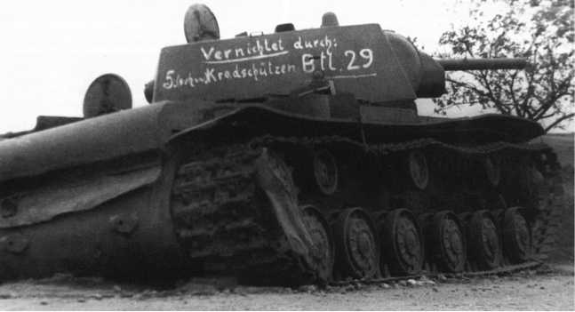 Иллюстрация к книге — Советский тяжелый танк КВ-1. Первые танки Победы [i_038.jpg]