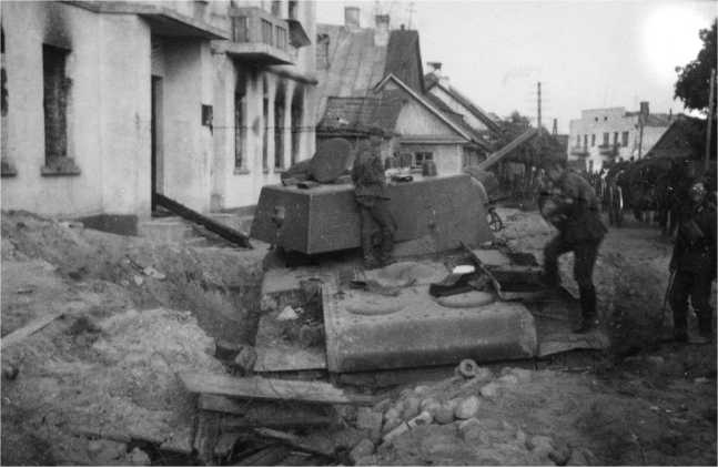 Иллюстрация к книге — Советский тяжелый танк КВ-1. Первые танки Победы [i_041.jpg]