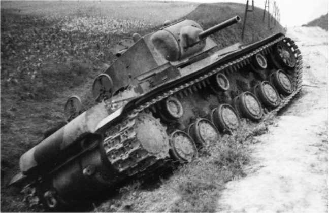 Иллюстрация к книге — Советский тяжелый танк КВ-1. Первые танки Победы [i_045.jpg]